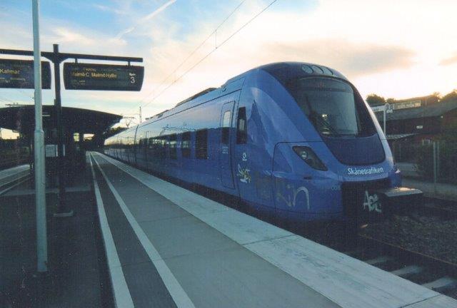Skånetrafikken X 61 uden nr. Arriva kører. Typen er Alstoms Coradia Nordic. Vi er i Höör 2011. Foto: Edit Laursen.