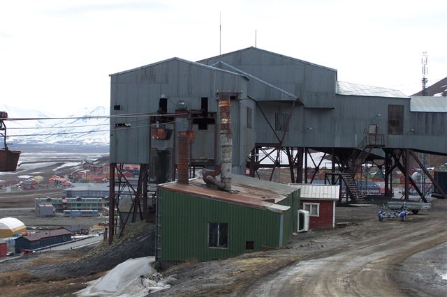 Centralt i Longyearbyen lå tovbanecentralen, hvor tovbanerne fra gruberne mødtes og vognene fordeltes til kaj og kraftværk.