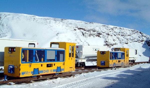 Disse to GIA-lokomotiver uden synligt nummer er taget af Sigurdur Gudjónsson i foråret 2006. Materiellet ser her endnu nyt ud, og boremaskinen er endnu under montage. Entusiaster lukkes endnu ind.