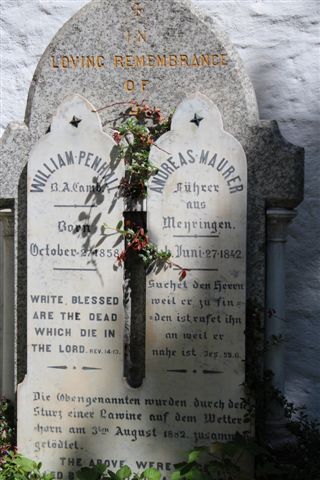 På kirkegården lå mange ofre for bjergfeberen. Det er let at spørge, hvorfor ofrene dog ikke havde holdt sig til jorden, men det langt sværere at besvare spørgsmålet. De efterladte lagde sjældent skjul på dødsårsagen. Her er det en englænder og hans fører, der blev taget af en lavine i 1882 på Wetterhorn. I følge museet kom familien stadig fra England og lagde blomster på en grav for en engelsk præst, der 1869 faldt ned fra Schreckhorn. Halvandet hundrede år efter!