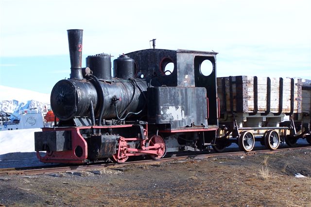 Ny Ålesund Kulkompani nr. 2, Borsig 7095/1909. 900 mm sporvidde. Lokomotivet er opstillet som Denkmal ikke langt fra anløbsbroen. Det trænger i den grad til en gang maling, Meget plade er dog allerede rustet bort i den salte luft.