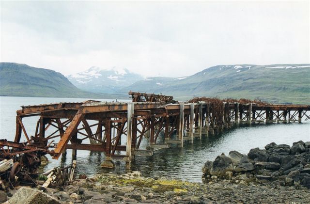 Den britiske flådebase Hvitanes i Hvalfjorden. En af vognene er kort efter fotoet kommet på museum i 2001. Foto Sigurdur Gudjonsson.