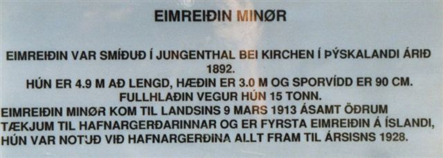 Skiltet på Minør på islandsk. Noget lader sig læse. Tyskland staves på en sjov måde.