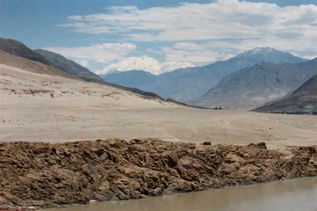 Ikke underligt, at Harer også faldt for dette bjerg i Pakistan, Nanga Parbat 8126 meter, jordens tiende højeste bjerg, men det hurtigst voksende og det bjerg med den største uafbrudte højde, 6½ kilometer fra Indusfloden til toppen og en lodret sydvæg på 4 kilometer. Jeg er her næsten 100 kilometer syd for det, og endnu 50 kilometer fra bjerget kunne det ses, man så kørte vi ind “under” det og kunne ikke de næste 100 kilometer se toppen. Harers bestigning i 1939 mislykkedes og verdenskrigen satte en stopper for yderligere forsøg de næste omkring 15 år.