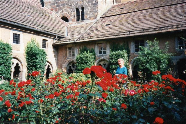 En klosterhave i en gammel klostergård med buegange som her i klostret i Fischbeck kan være smuk. Klostret var endnu beboet af nonner.