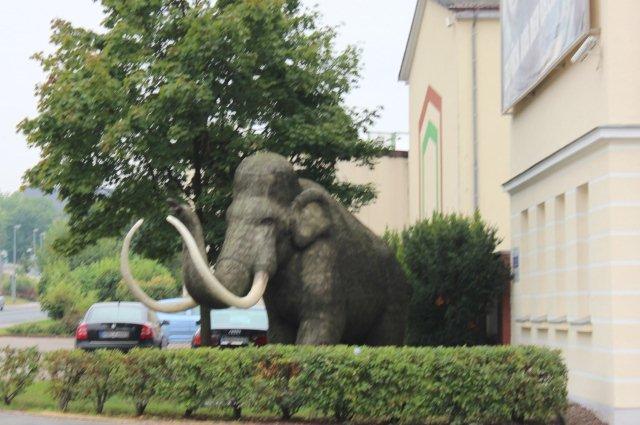 Mammutten i Nordhausen uden for spritfabrikken.