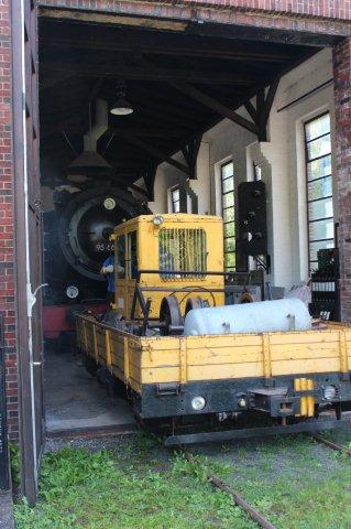 Mammutten er ved at blive trukket ud af remisen i Rübeland af en banetjenestetrolje af DDR fabrikat. Først da der blev gruset med håndkraft, lykkedes det troljen at trække de 100 tons Mammut ud af remisen.
