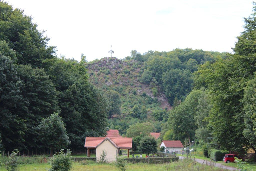"Majstangen" med kvasterne på bjerget højt over byen Questenburg.