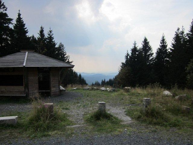 Kort efter p-pladsen lå denne tilflugts- eller grillhytte. Her var som det eneste sted lidt udsigt over Harzen.