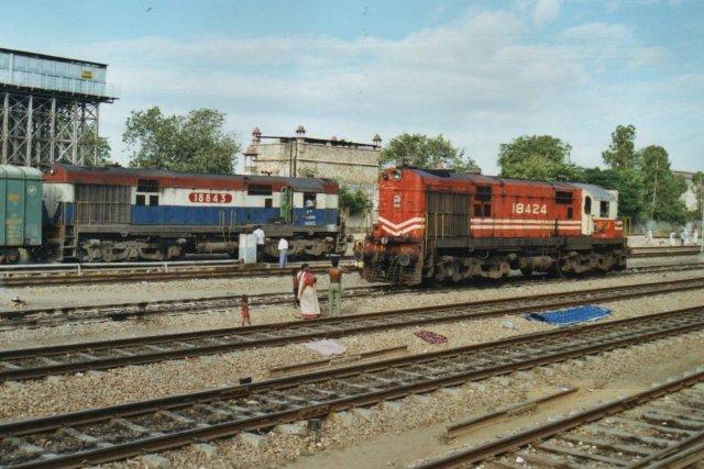 Et par festligt farvede bredsporlokomotiver i den ligeledes festligt farvede Jaipur. Byen var hovedsagelig pink!