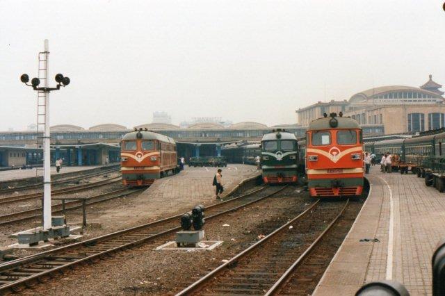 Fra venstre ses DF 2475, BJ 1660 og DF 2529. Vi er på Beijings gamle hovedbanegård i 1995.