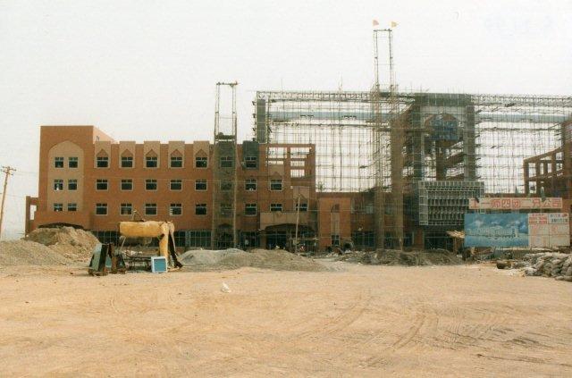 Den nordøstlige del af den under opførelse værende nye station i Kashgar i den vestligste Taklamakanørken 1999.