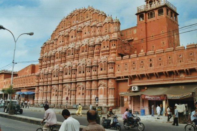 Vindenes Palads i Jaipur i Rajastan i persiske stil fra 1799 i pink. Det er kun en facade uden meget bagved! men flot var det. Stort set hele den indre by var kalket pink, og mange sarier var også holdt i pink.