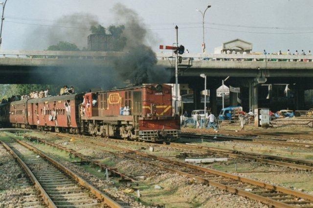 Sådan forestiller man sig ofte Indiens jernbaner? Måske ikke så meget den forkert justerede dieselmotor - mere togets belægningsprocent.Og så alligevel? I toget billetteredes. Ikke på taget.