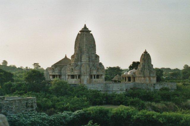 Rana Kumbhas Shyma Tempel samt han lille Mira Bai tempel begge opført for Visnu i 1448. Mira Bay var Rana Kumbhas hustru. Rana Kumbhas var en lokal konge, der her havde held med at hævde et lille kongerige, inden næste hele Indien druknede i de muslimske stormugulers herredømme. Visnu en af hinduernes hovedguder.