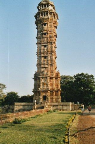 Vijay Staambha, Rana Kumbhas sejrsminde opført 1456 -68 og 37 meter højt. Vi er i Chittaurgarh. Tyskerne har altid bygget enorme sejrsmonumenter, men dette her kan også godt være med?