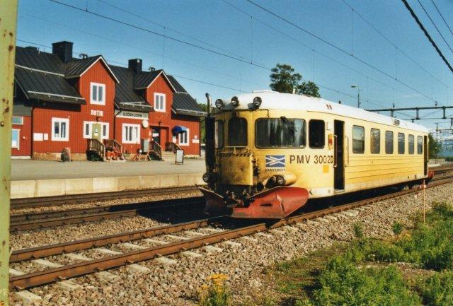 Banverket havde også transporter af arbejdere, idet baneformanden ikke mere boede alene ude i et hus på linjen. Til venstre ses Björkliden Station med butikken.