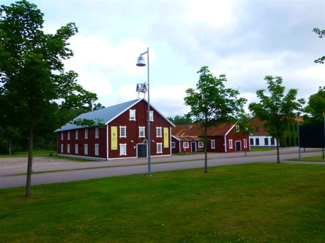 Det eneste glasbruk, vi så, der havde de gamle og maleriske bygninger nogenlunde velbevarede, var Pukeberg Glasbruk i Nybro vest for Kalmar i Småland. 09.07.2013.