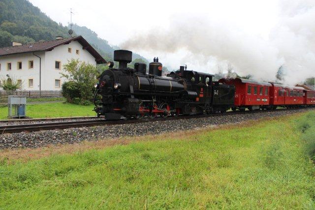 Her ses toget ved trinbrættet Rotholz mindre end to kilometer fra Jenbach. Her regnede det også. Vi tilbragte en time på stedet, og der var mulighed for at fotografere fem tog. 01.09.2013.