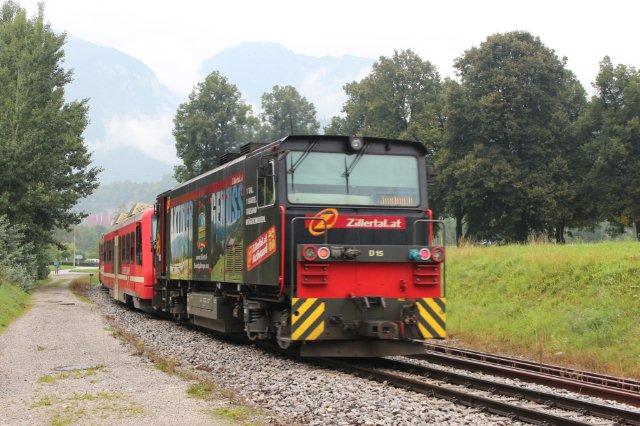 De fleste tog fremførtes af et diesellokomotiv bygget af Gmeinder med typebetegnelsen D75 BB-SE. Her er det den sorte D 15, der skubber noget, der ligner et motorvognssæt af samme type, som ses ovenfor. Rotholz 01.09.2013.