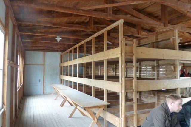 Interriør i Dachau fra krigens start. Der er stadig separate senge, omend der kunne være flere indsatte i hver seng. Sidst under krigen var skillevæggene fjernet. Da var overbelægningen mange hundrede procent. Der var mange besøgende og navnlig mange grupper med fører, så det var svært at komme til.