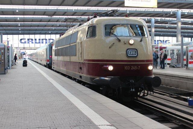 Mens entusiasterne har haft en lille menneskealder til at fotografere Baureihe 103, er det nu først kort før typen helt forsvinder, at entusiasterne for alvor har kastet sig over den. Her ses DB 103 245-7 i München 30.08.2013.
