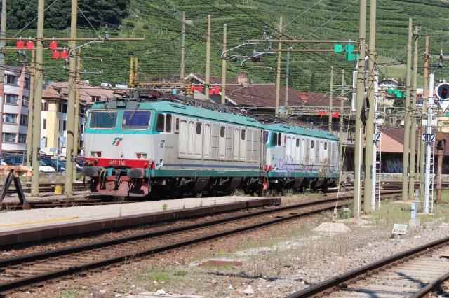 Et par af værtens egen lokomotiver, to type Tren Italia 652 afventer i Bozen 31.08.2013. I front TI 652 162.