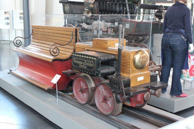 Verdens første elektriske lokomotiv bygget af Werner Siemens i 1879. Det demonstreredes samme år på en dertil indrettet ringbane i Berlin. Lokomotivet kørte på 150 Volt jævnstrøm og ydede 2,2 kW. Vægt 0,954 t. Højeste hastighed 7 km/t. 30.08.2013.