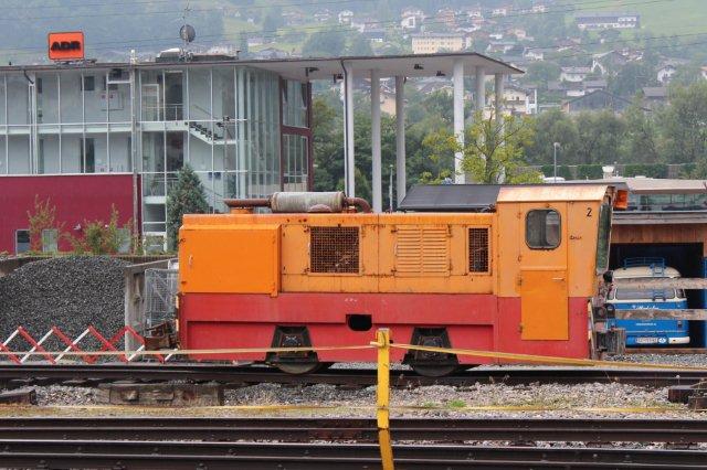 Til rangering med blandt andet godsvogne på rollvogne havde man to Diemaer. Her ses Zillertalbahn 2 (D 2) i Jenbach 01.09.2013. Imidlertid havde den sidste godskunde opgivet banen, så rollvognene var til dels stablet i dynger, men der taltes om at genoptage godstransporterne. Lokomotivet er bygget 1991 til den schweiziske cementfabrik Holcim, hvorfra det er købt brugt 2013.