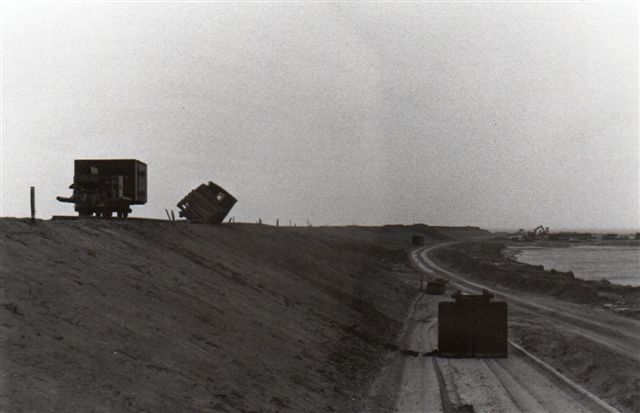 Banen til Nordstrandischmoor krydsede det under anlægværende dige for Beltringharderkoog. Også her havde vinden blæst de stormflodssikrede vogne ned. Billedet er fra først i 80'erne. Det er muligvis taget af Horst Ebert.