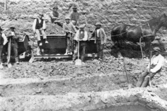 I 1926 var danskbyggede motorlokomotiver endnu ikke blevet almindelige. Der kørtes med heste og gravedes med håndkraft. Billedet er formentlig lånt på Viby Bibliotek.