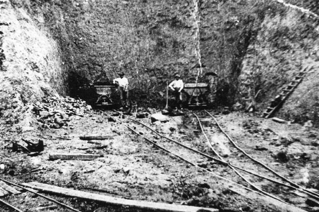 Emiliedal Teglværk 1930. 600 mm spor. Der graves med håndkraft og læsses en vogn af gangen. Rangeringen foregik med håndkraft, men toget blev trukket til værket af en hest. Billedet er lånt på Viby Bibliotek.