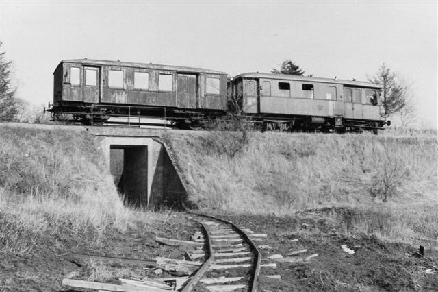Teglværksbanen under privatbanen til Kjellerup og Rødkjærsbro. Fotoet er taget af Finn Sørensen, der ikke har opgivet årstal. der er muligvis tale om en jernbaneudflugt? 