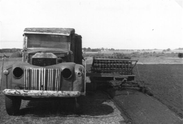Den gamle bil kunne også forme den udlagte tørvemasse (dynd) til tørv! Arkiv: BH.