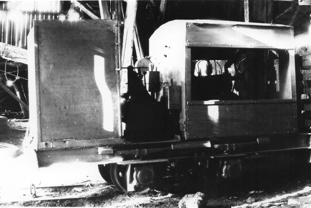 I Strøelsesfabrikkens hal stod et lokomotiv karaktistisk ved at der var svejset omkring 10 centimeter plade på i motorhusets bredde uden at den ekstra plads inde i motorrummet blev brugt til noget. Smed Hesel i Moselund menes også her at stå bag konstruktionen. Motoren var en Ford A fra omkring 1930. Foto: BH 1978. 
