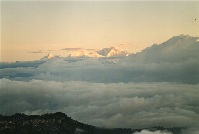 Kanchenjunge , 8586 meter, Himalayas og verdens tredje højeste bjerg efter Mount Everest og K2 set fra Tigerhill ved Darjeeling. Dette syn kostede en mindre formue, og så havde Tigerhills ejere glemt at trække gardinet fra for Mount Everest. Den samme udsigt havde jeg fra mit hotelværelse uden ekstra beregning. Billede fra 2002.
