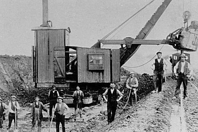 Vi er nu ude på Nørremarken, men entreprenør er ikke opgivet. Formentlig er det Fibiger & Villefranche. Graveren er en M&H. Lokomotivet er et Hanomag, men der var flere søstermaskiner, der boltrede sig her. Tidpunktet kan sættes til 1926 - 34.