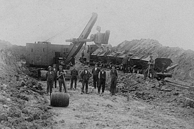 Endnu en M&H gravemaskine, men er ejeren Carl Jensen og vi er længere ude ad den nye Nordbane omkring 1929. Lokomotivet er Krauss 7193/1916.   