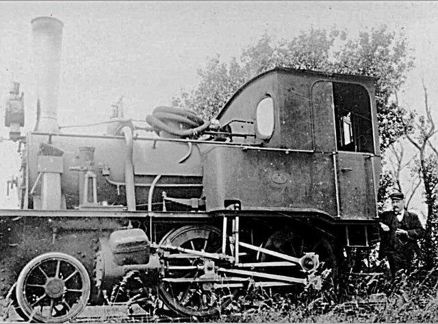 Hanomag leverede over nogle år flere lokomotiver til danske privatbaner. Flere endte som entreprenørlokomotiver. Desværre har maskinerne i den grad været ofre for forvekslinger, men den skulle være maskinen, der i følge kedeltilsynet er notoeret på Færøerne, Hanomag 1643/1884, Lynet. Tidligere HHJ. Det ses her ca. 1913 ved anlæg af TKVJ for Brøchner-Larsen & Agge.