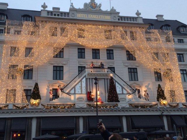 Det var juleudsmykningen på Hotel d'Angleterre, de fotograferede. Udsmykningen var også flot.