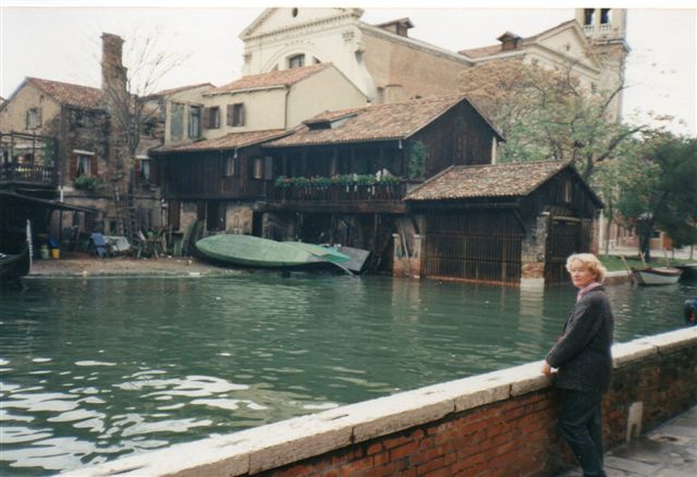 Det eneste sted i Venezia med strandbred langs en kanal. De maleriske gamle bygninger var (havde været?) et gondolværft.