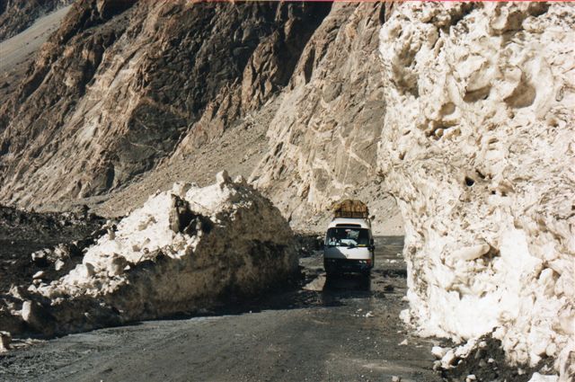 Her kører en bus gennem en sprængt passage i en gletscher i Pakistan. Jeg afstod fra at køre med, steg ud ad bussen og gik uden om uden at træde på isen. Bussen kørte på ren is, ikke på den vej, der havde været der, for den var forlængst fjernet af isen. Klimadebatten kom omgående frem. Gletscherne breder sig i Himalaya, de smelter ikke, som påstået, vil klimaskeptikere omgående hævde med dette billede som bevis. Enhver kan jo se, at gletscheren er blevet større. Imidlertid er mit billede et bevis for netop de vigende gletschere! Forøget afsmeltning som følge af varmere klima har fået gletschere til at galoppere på de forøgede smeltevandmasser, de hviler på. Det er altså gletscherens sidste krampetrækninger, man her ser. Gletscheren er formentlig Baturagletscheren eller en nabogletscher.
