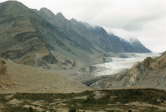 Set på afstand ser er gletscher både overskuelig og fredelig ud. Vi er ved Ghulkingletscheren i det nordøstligste Pakistan 1999. 