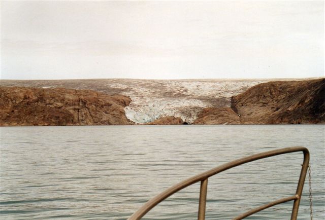 Den smule gletscher kunne da ikke være farlig? Den har ikke noget mig kendt navn, men den ligger ved Bredefjord, Ikerssuaq nær Narsaq i Sydgrønland. 2005.