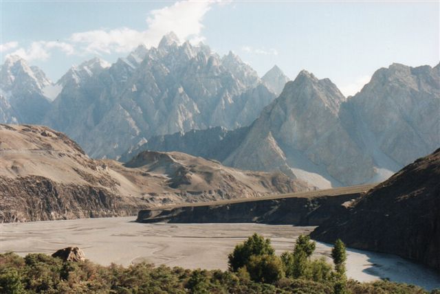 Pasukathedralen kaldte nogen disse forrevne toppe i Karakoram nær Pasu. Et klippeskred havde holdt floden tilbage, men efter overløbet fyldtes dalen med grus, hvorpå der var anlagt en landingsplads for små fly. Da jeg vendte tilbage fem år senere, havde floden igen ryddet dalen for grus og landingsplads. Pakistan 1995.