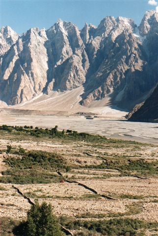 En dal nær kathedralen havde spor efter tidligere opdyrkning, men de omgærdede marken var ikke opdyrket, og her boede ingen. Hvilken naturkatastrofe, der her sket, kan jeg intet finde om. Pakistan 1995.