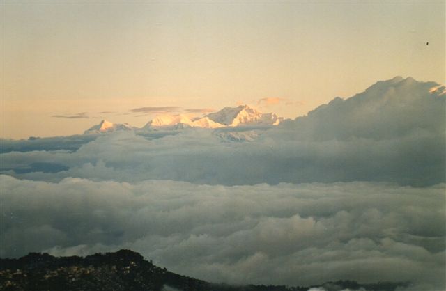 Verdens tredje højeste bjerg, Kanchanjunge, 8586 meter. Vi er i Ghoom ved Darjeeling i Indien 2001. Jeg havde i øvrigt den samme udsigt fra mit værelse i Darjeeling, men kun når fotografiapparatet ikke var i nærheden. Når bjerget så et fotografiapparet,trak det fluks en sky for.