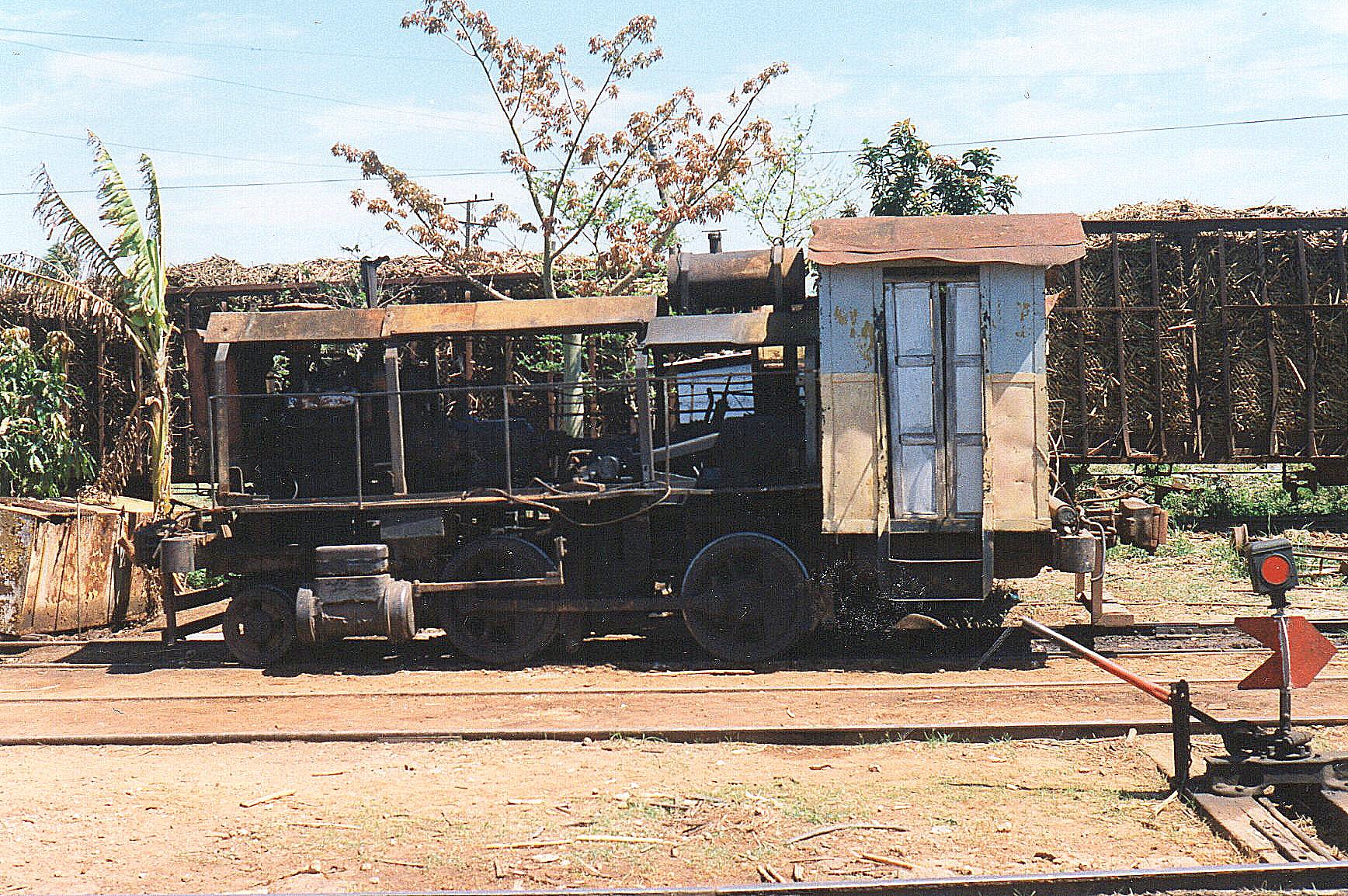 På Australia havde de meget mærkværdigt stående. Dette køretøj, der havde blanke hjul og nummeret 4110 har tilsyneladende engang været et 1B damplokomotiv. Bemærk sporskifteviseren. I baggrunden læssede sukkerrørsvogne.