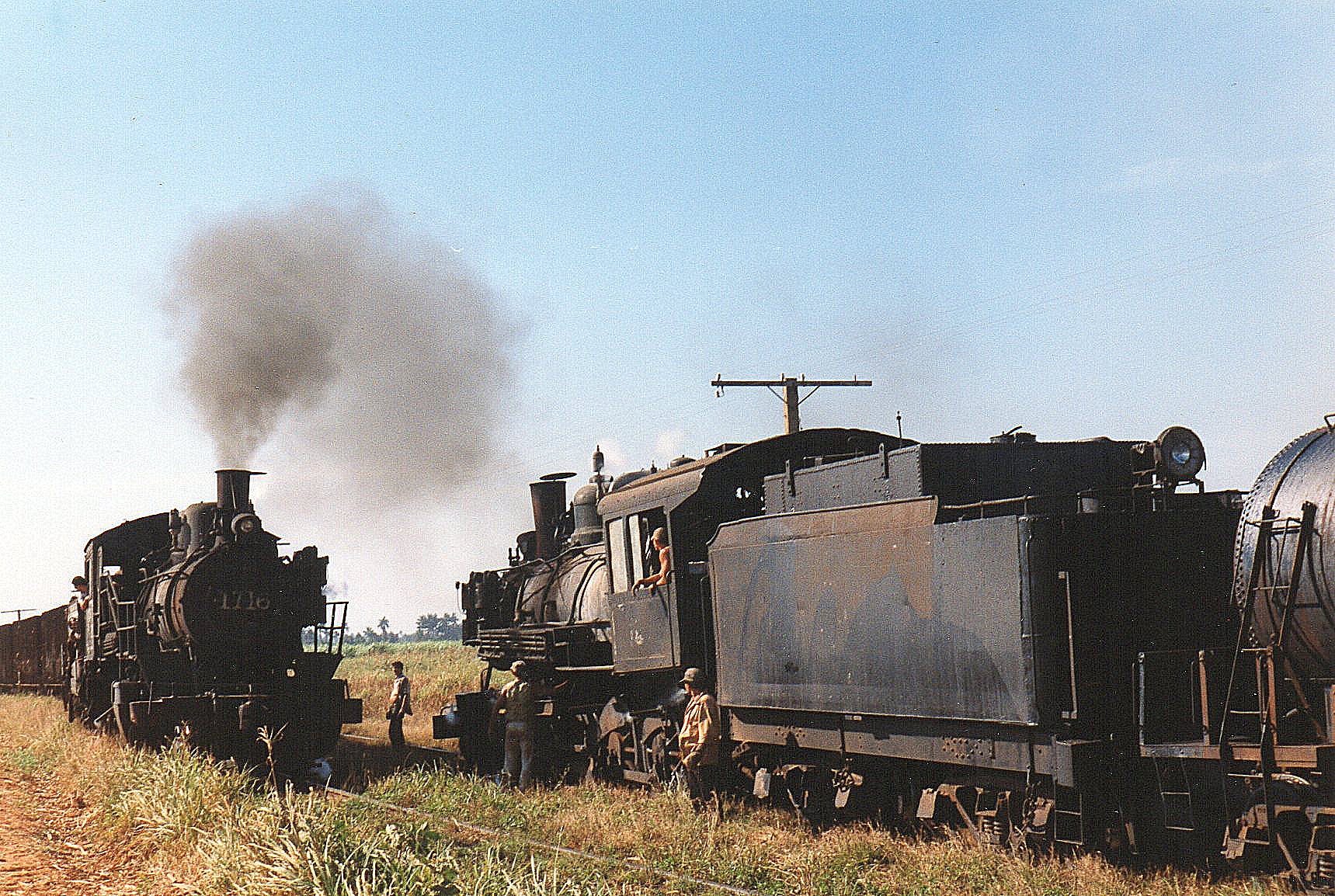 Krydsning mellem tog tog på sukkerbane nord for Australia. Læssepladsen hed Juanitta. 1716 til venstre er den tidligere viste Henschel. 1513 . CAI 1513 Baldwin 5467/1920 er en 1'D, der tidligere har kørte på både mølle 202 og 213.