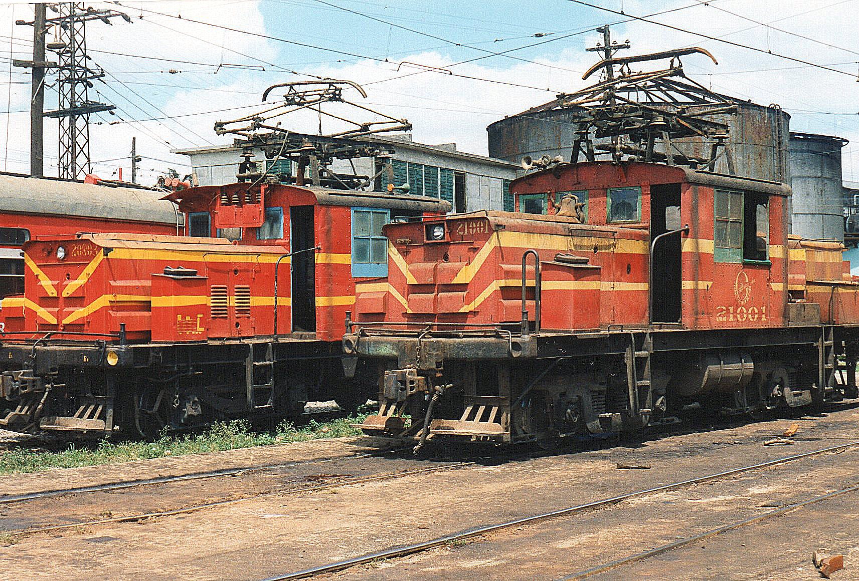 To af banens originale elektriske lokomotiver, FCC 20803 og 21001. begge fra GE, men uden synlige data.